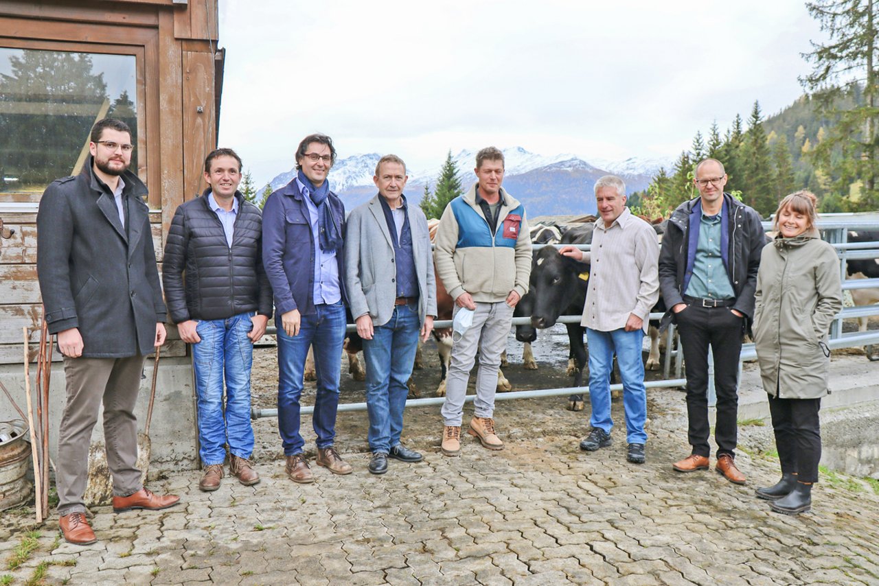 Sie informierten vor den Medien (v. l. n. r.): Curdin Giger, Thomas Roffler, Gianluca Giuliani, Daniel Buschauer, die Landwirte Marcel Heinrich und Martin Bläsi, Claudio Müller und Bernadette Arpagaus.(Bilder Vrena Crameri-Daeppen)