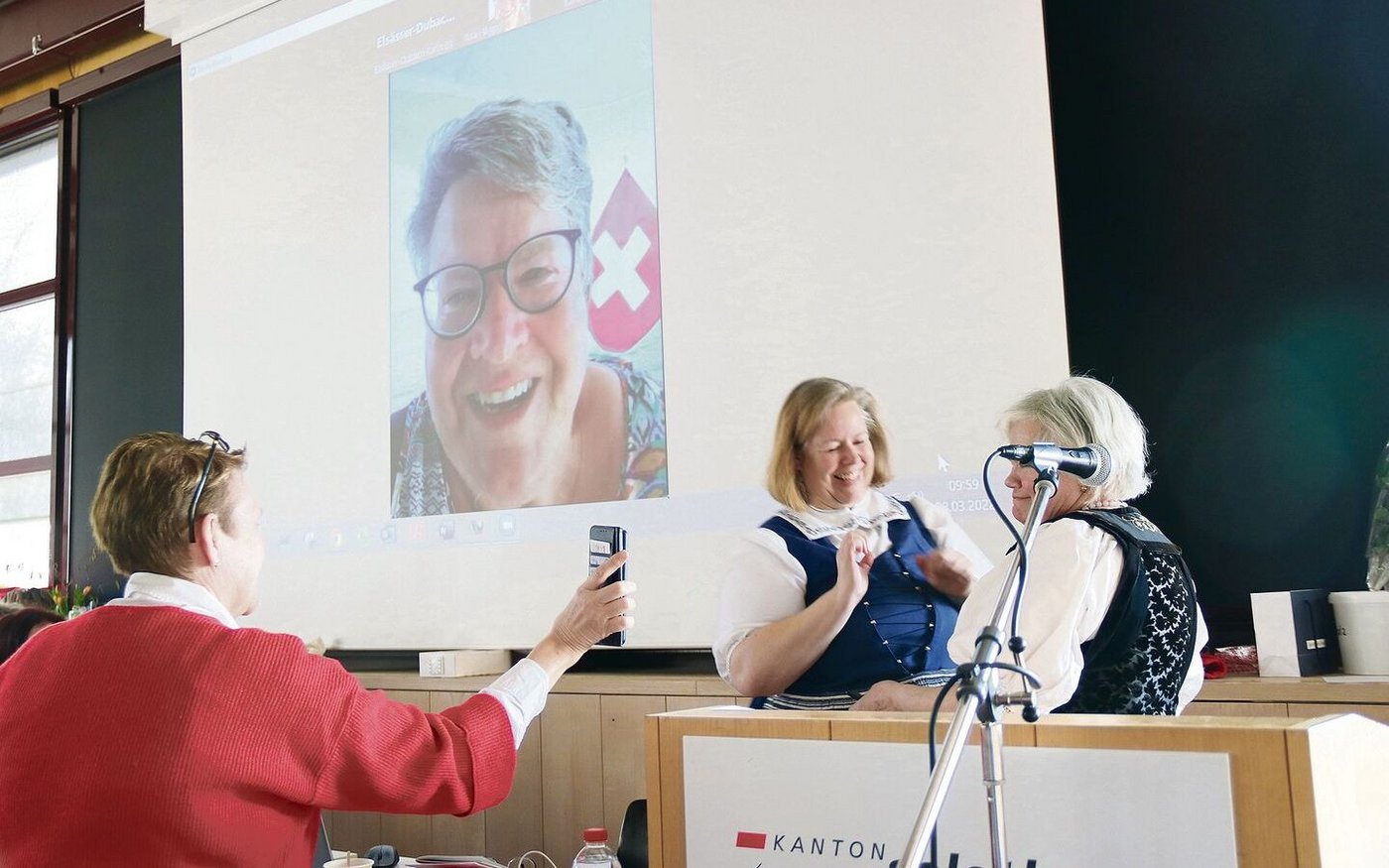 Rita Hänggi, Präsidentin SOBLV von 2014 bis 2020, meldete sich von Gran Canaria, vor Anker in Pasito Blanco, und wurde via Satelliten auf die Leinwand zugeschaltet und verabschiedet.