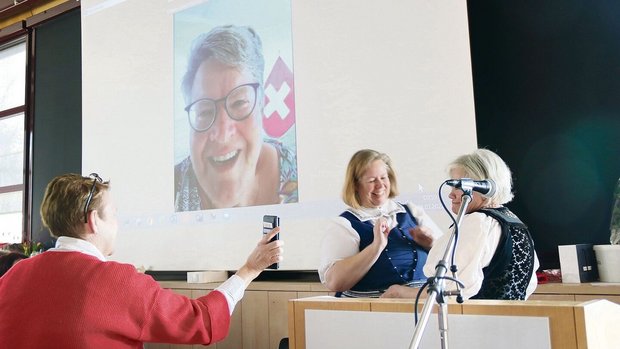 Rita Hänggi, Präside Rita Hänggi, Präsidentin SOBLV von 2014 bis 2020, meldete sich von Gran Canaria, vor Anker in Pasito Blanco, und wurde via Satelliten auf die Leinwand zugeschaltet und verabschiedet.