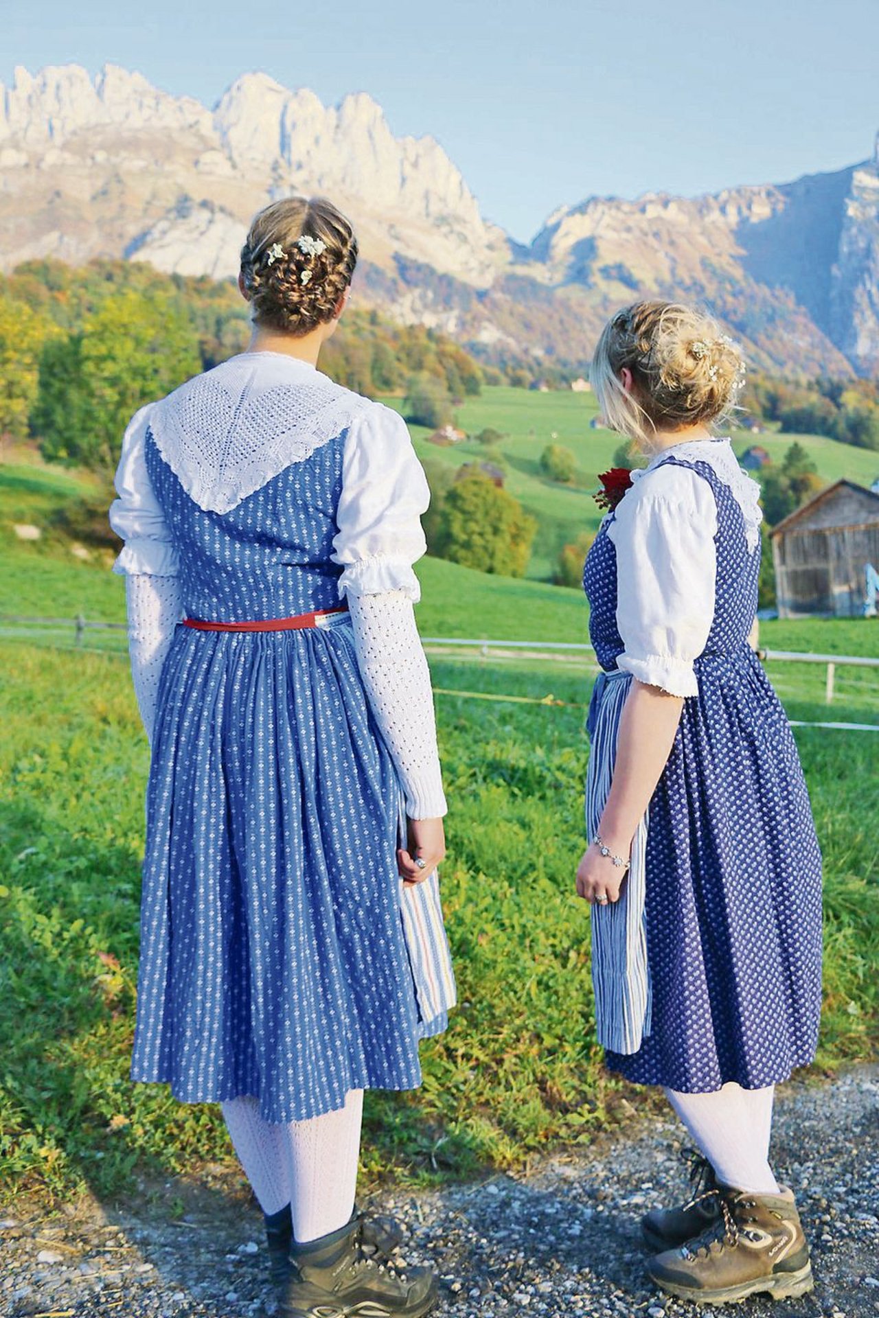 Die zwei Schwesterherzen stehen vor einer imposanten Bergkulisse.​Eingesandt von ​Ramona Bernegger aus Neu St. Johann SG.