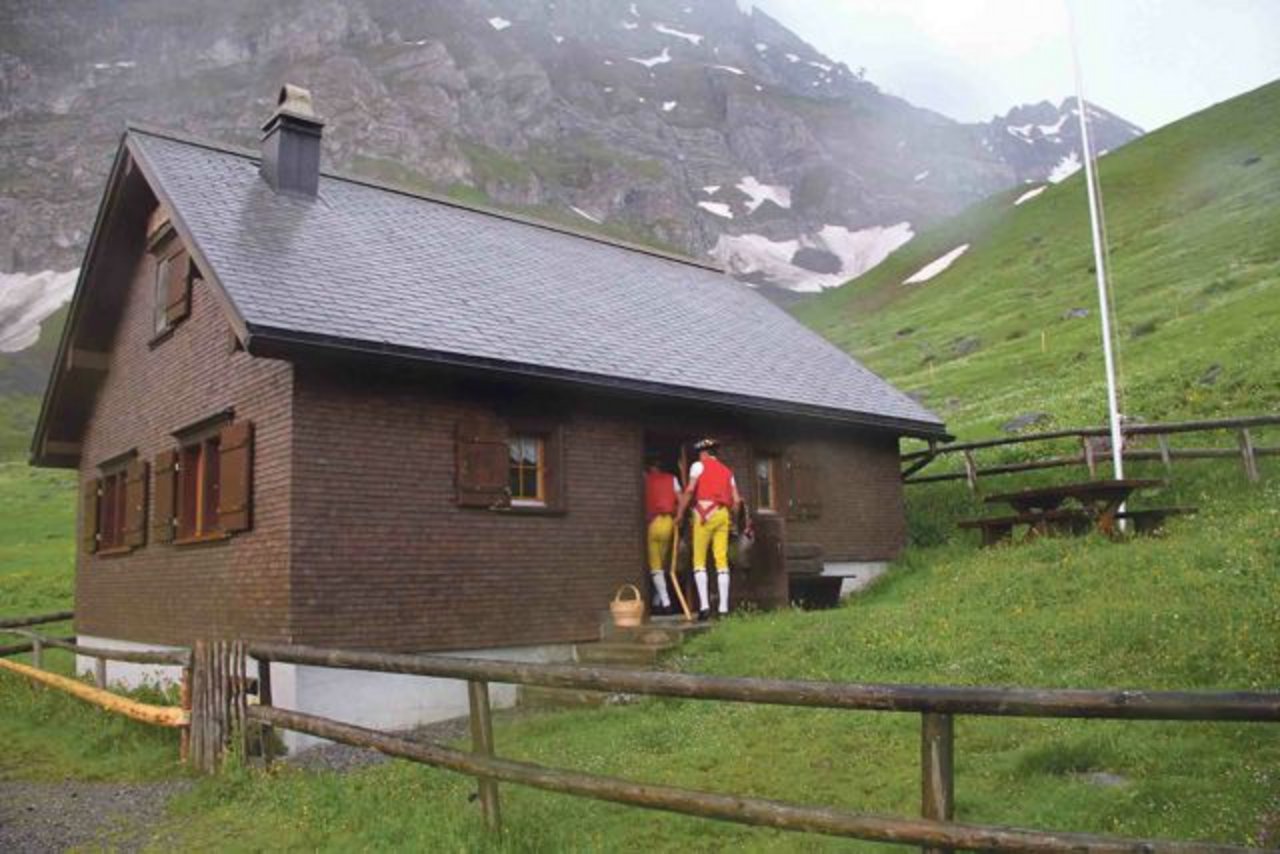 Am Ziel angekommen, gehts in die Alphütte, in der Brigitte Signer das Wasser für die kräftigenden Hörnli zu kochen beginnt.
