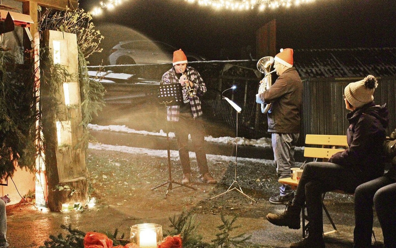 Ein weiterer Höhepunkt am Adventsabend in Vitznau: Die musikalische Darbietung von David und Florian.