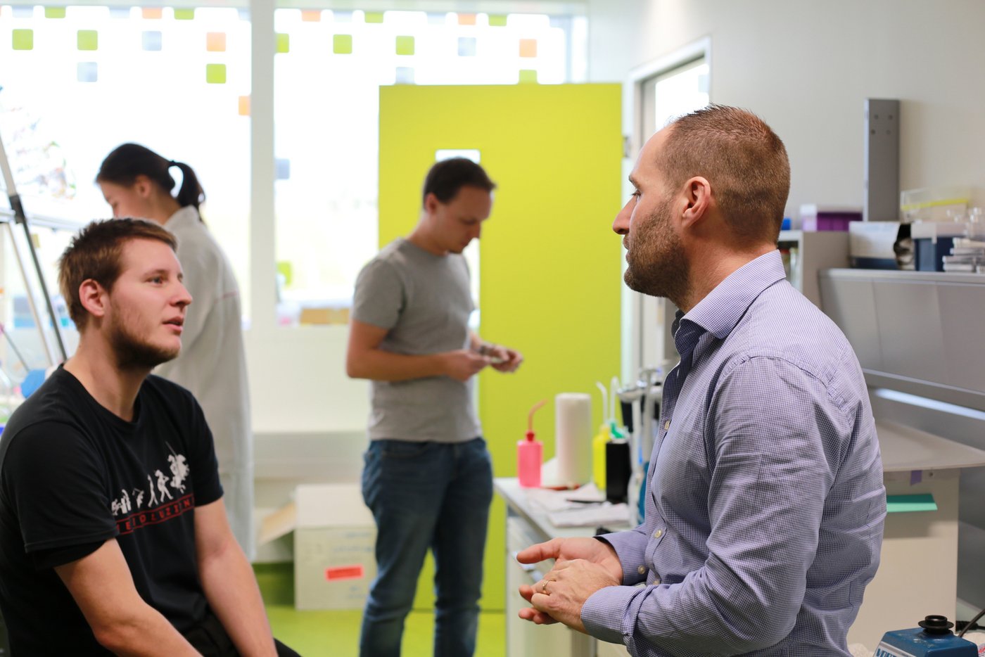 Im jungen Unternehmen herrscht eine kollegiale Atmosphäre. Sylvain Dubey (rechts) bespricht sich im Labor mit einem Mitarbeiter.