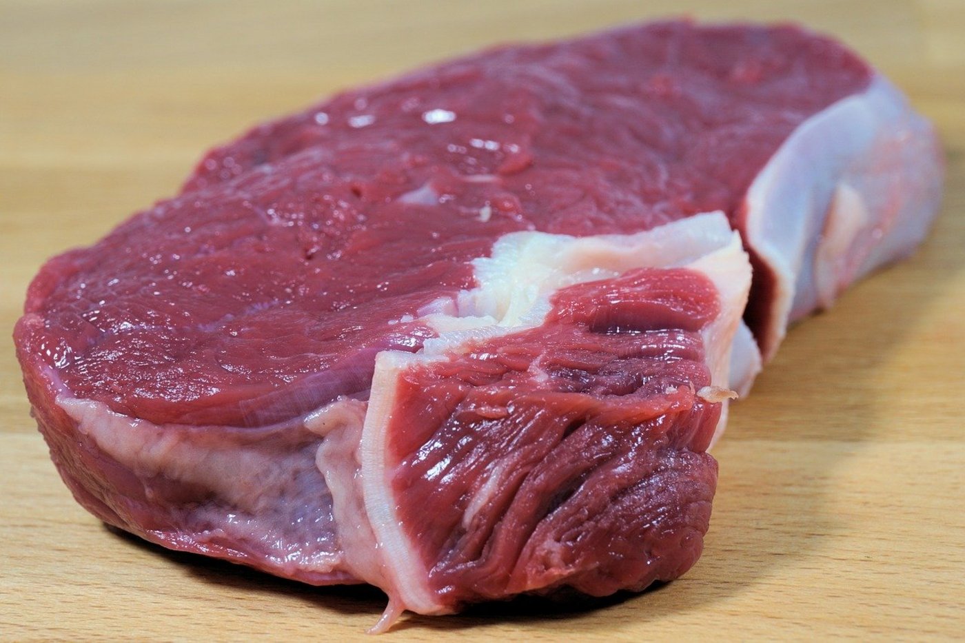 Hintergrund der Diskussionen ist die Forderung nach einer Deklarationspflicht für Koscher- und Halalfleisch. (Symbolbild Pixabay)
