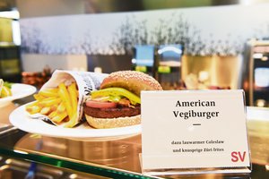 Analyse zu fleischloser Mensa: Schneidet sich die Uni Luzern ins eigene Fleisch? Vegetarische Menüs sind in Kantinen – hier in einer Filiale der weit verbreiteten SV-Group – längst angekommen. (Bild Keystone)