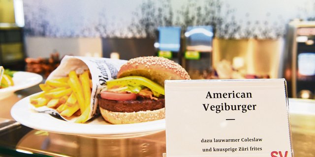 Vegetarische Menüs sind in Kantinen – hier in einer Filiale der weit verbreiteten SV-Group – längst angekommen. (Bild Keystone)