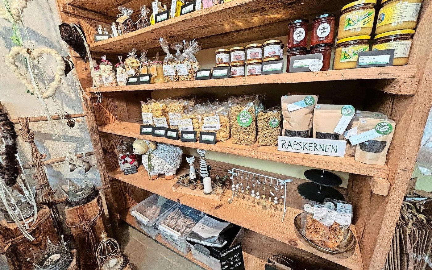 Zum Angebot des Ladens gehören auch Teigwaren, getrocknete Rapssamen und handgefertigte Dekorationsartikel.