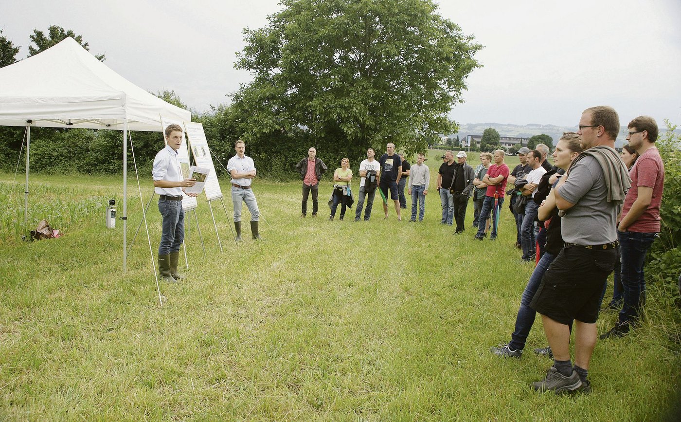 Dario Principi (links) und Mario Kurmann informierten an der Flurbegehung in Hohenrain über Herausforderungen im Maisanbau. (Bild Heinz Abegglen)