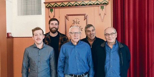 Peter Gerber (v. r. n. l.) und Klaus Brenzikofer haben Ueli Liechti aus dem Vorstand verabschiedet. Neu im Vorstand sind Adrian Lüthi und Matthias Ramseyer. 