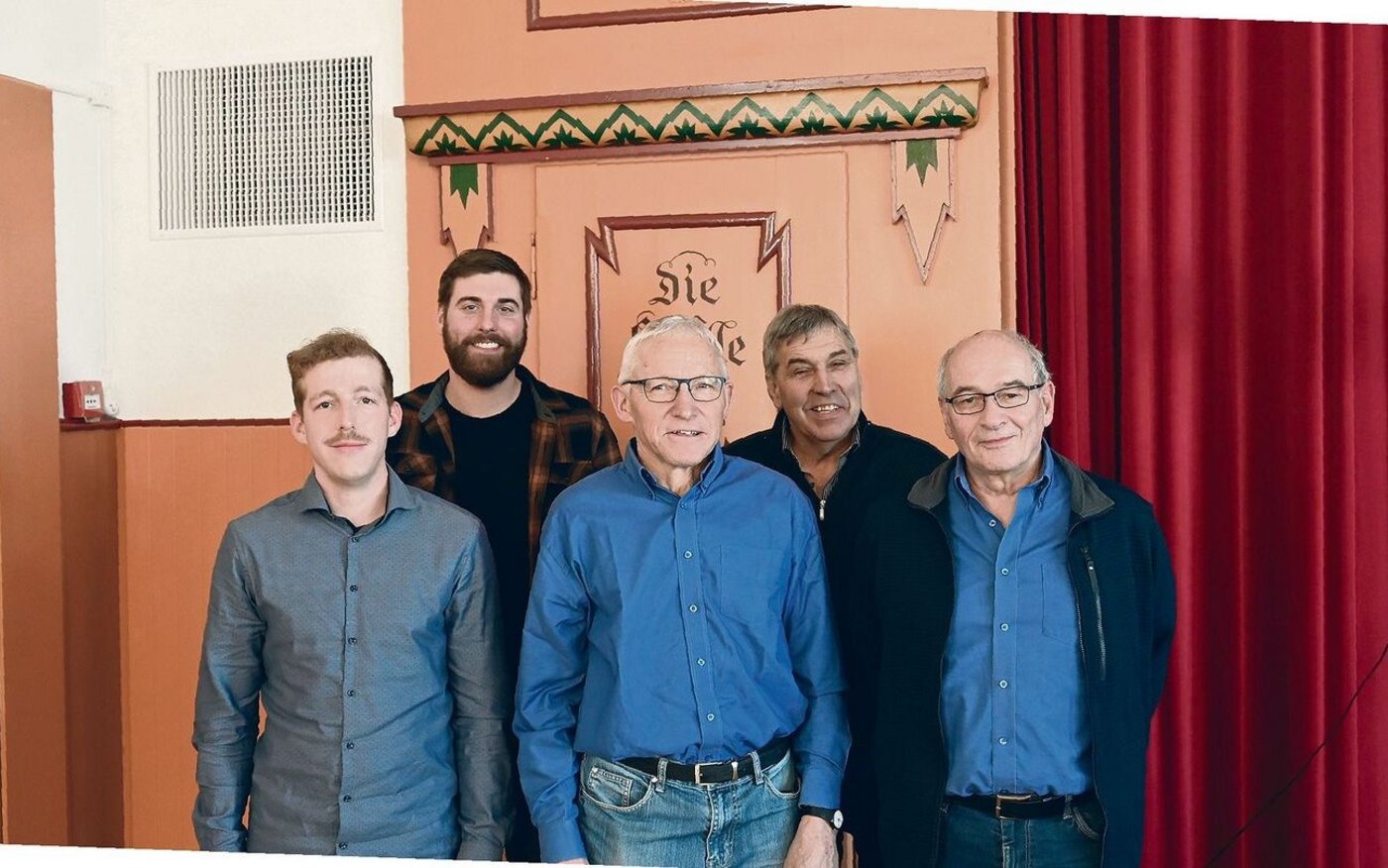 Peter Gerber (v. r. n. l.) und Klaus Brenzikofer haben Ueli Liechti aus dem Vorstand verabschiedet. Neu im Vorstand sind Adrian Lüthi und Matthias Ramseyer. 