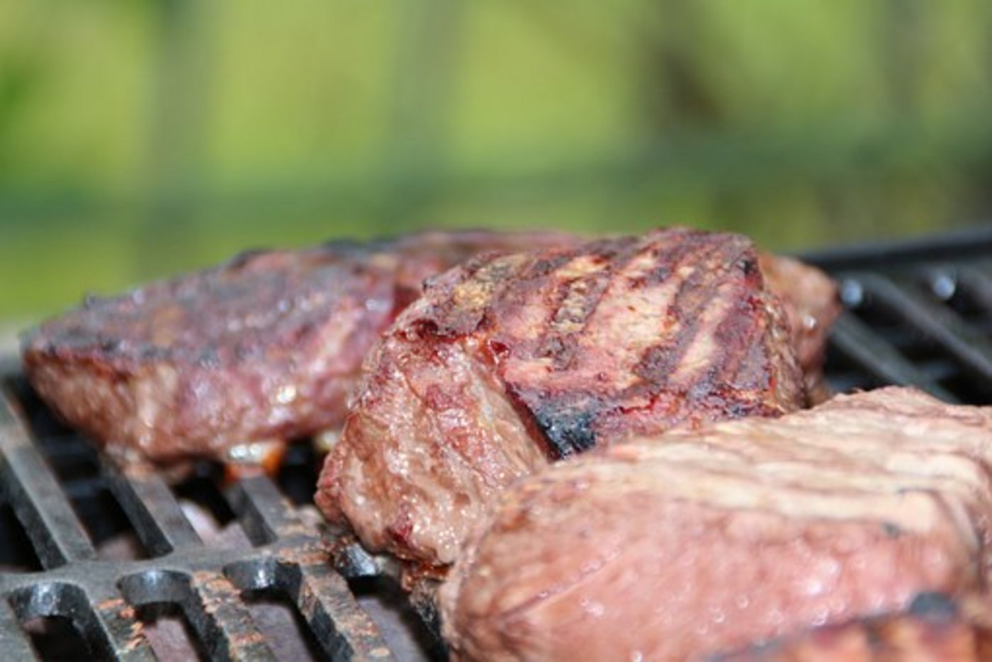 Der Absatz von Grillfleisch nimmt dank dem Sommerwetter zu. (Bild Pixabay)