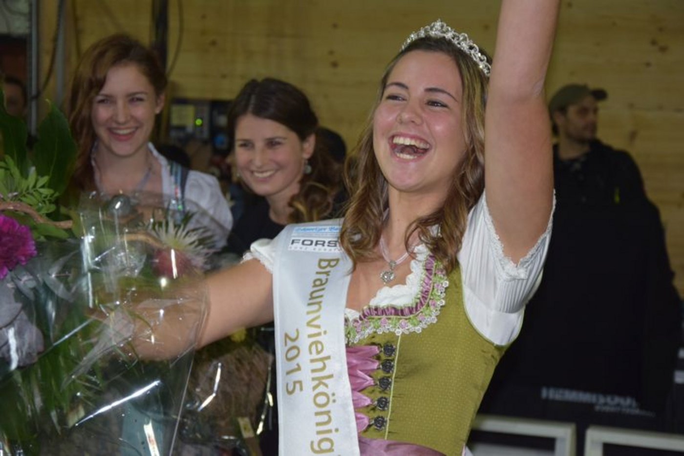 So jubeln Siegerinnen: Die 20-jährige Andrea Furrer aus Hasle LU ist die neue Braunviehkönigin.