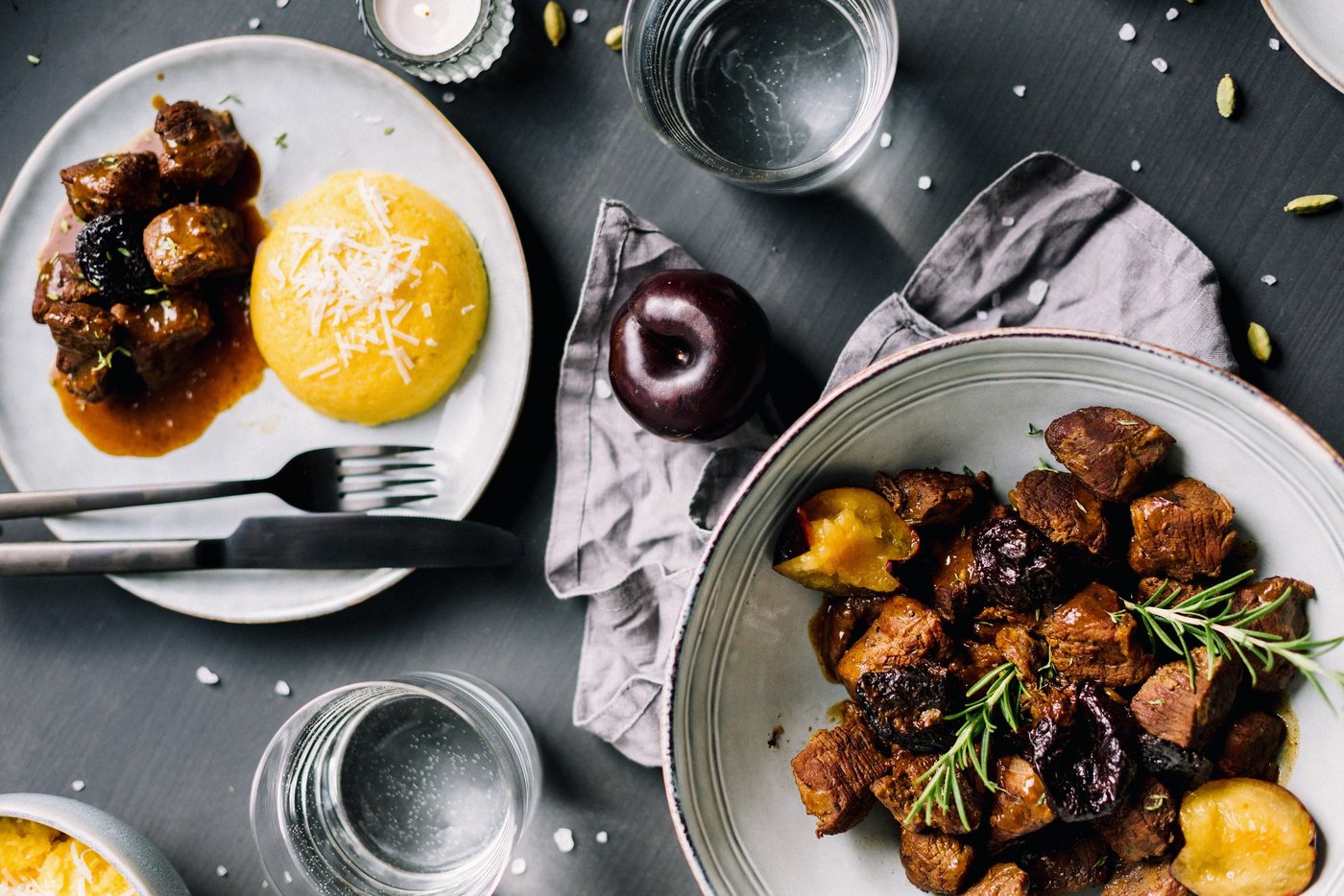 Rezeptidee: Geschmortes Lammragout mit getrockneten Zwetschgen und Polenta. (Bild Kathrin Toldo)