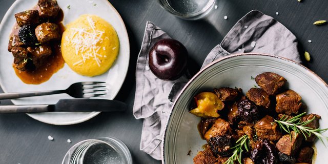 Rezeptidee: Geschmortes Lammragout mit getrockneten Zwetschgen und Polenta. (Bild Kathrin Toldo)