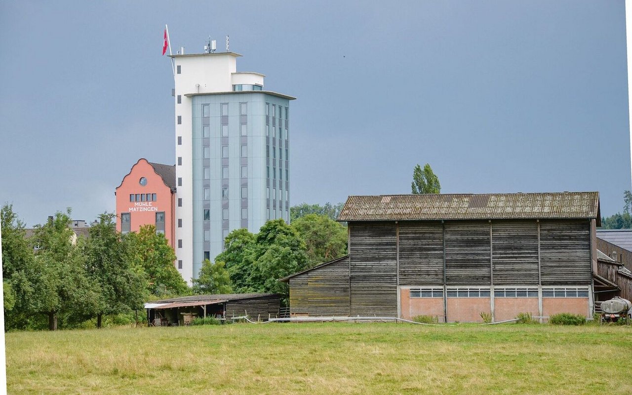 Die Mühle Matzingen (links) gilt als Wahrzeichen der Gemeinde. Ganz in der Nähe ist der Landwirtschaftsbetrieb, auf dem Tina Matzinger aufgewachsen ist und wo sie heute wieder wohnt.