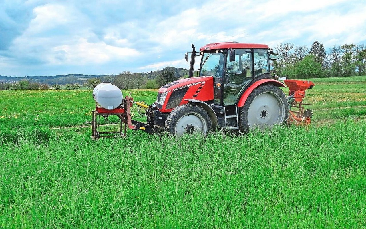 Stefan Brunner bringt eine Gründüngung mit Rottelenker per Fräse zur Rotte. Er betreibt auf seinen Flächen Acker- und Futterbau, weiter gehört eine Hektare Heidelbeeren zum Betrieb.