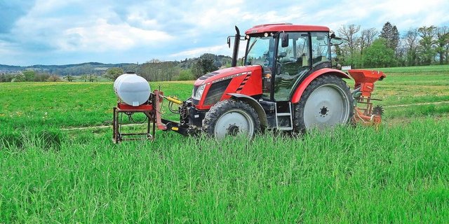 Stefan Brunner bringt eine Gründüngung mit Rottelenker per Fräse zur Rotte. Er betreibt auf seinen Flächen Acker- und Futterbau, weiter gehört eine Hektare Heidelbeeren zum Betrieb.