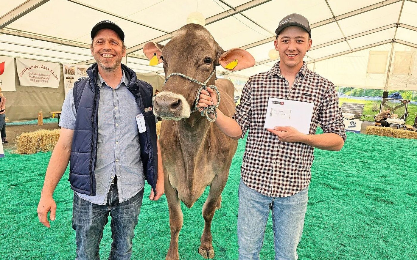 Miss Genetik: OK-Präsident Thomas Aregger (links) überreichte Annens BS Huge Sg Shanaya mit einem GZW von 1322 aus dem Stall von Franz Annen die Auszeichnung.