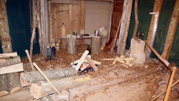 Wie früher im Wald: Wie früher im Wald: In der Ausstellung wurde eine einfache Schutzhütte nachgebaut.