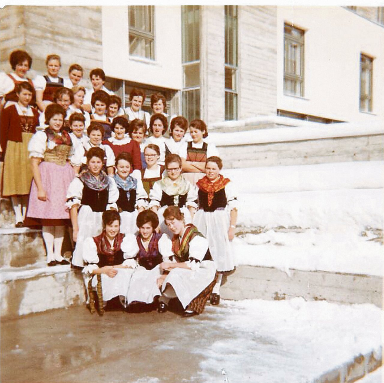 Ein Klassenfoto von der Winterschule 1964 /1965 in Melchtal. Es wurde mit der Kamera von Theres Haas aufgenommen.(Bild zVg)