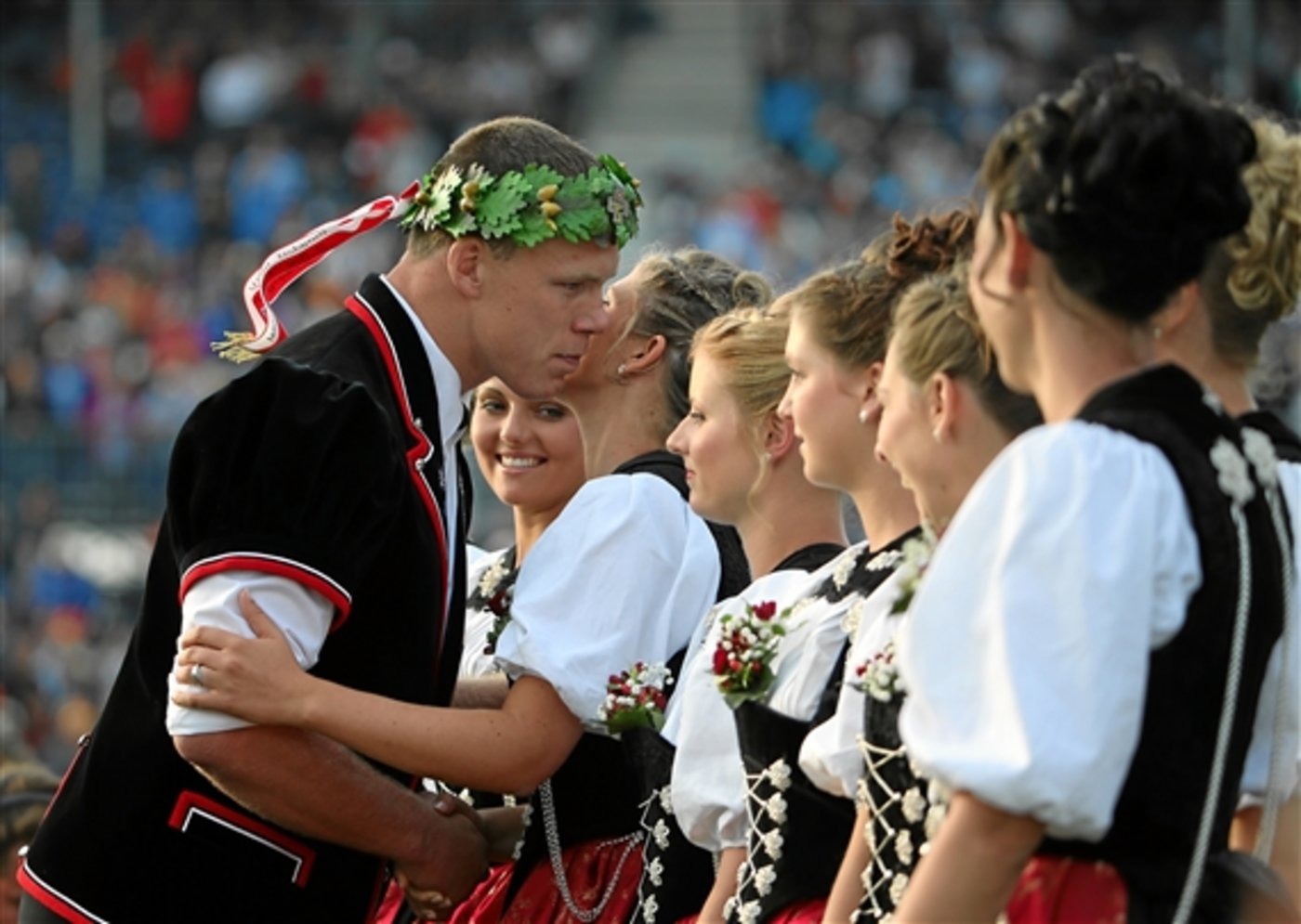 Matthias Sempach, hier 2014 an der Siegerehrung des Eidgenössischen Schwing- und Älplerfestes  im September 2014, ist wieder in Form und entscheidet in Hindelbank die ersten beiden Gänge für sich (Bild Andy Mettler)