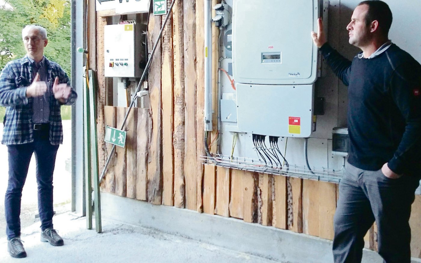 Christian Wolf  von MBR Solar und Patrik Huber (r.) bei einem Workshop auf dem Betrieb in Birrhard.(Bild Martina Häfliger, LZ Liebegg)