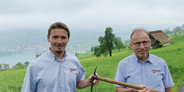 Der abtretende Präsident Hansueli Keiser (l.) überreicht dem neuen Präsidenten Sepp Odermatt einen Bergsteigerpickel, der ihn im neuen Amt stützen und eine Gehhilfe sein soll. (Bild Josef Scherer)
