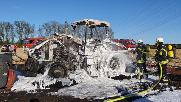 Der Trakotr brannte vollständig aus. (Bild presseportal.de)