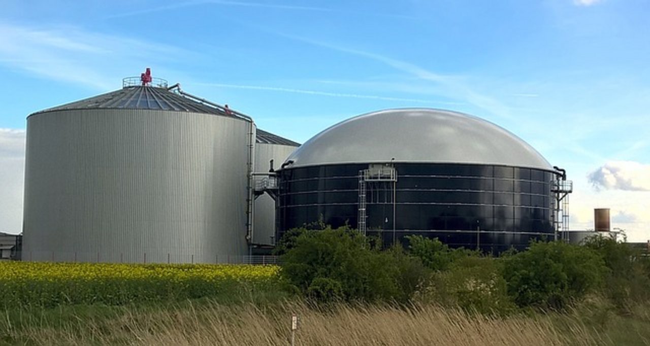In einer Biogasanlage werden Bioabfälle vergärt, daraus entstehen Gase, die zur Energiegewinnung genutzt werden. (Symbolbild: Pixabay)