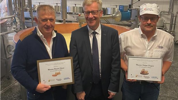 Die prämierten Käser mit dem Präsidenten des Freiburger Staatsrats: Bernard Oberson (links), Jean-Pierre Siggen und Philippe Pasquier (rechts). (Bild zVg)