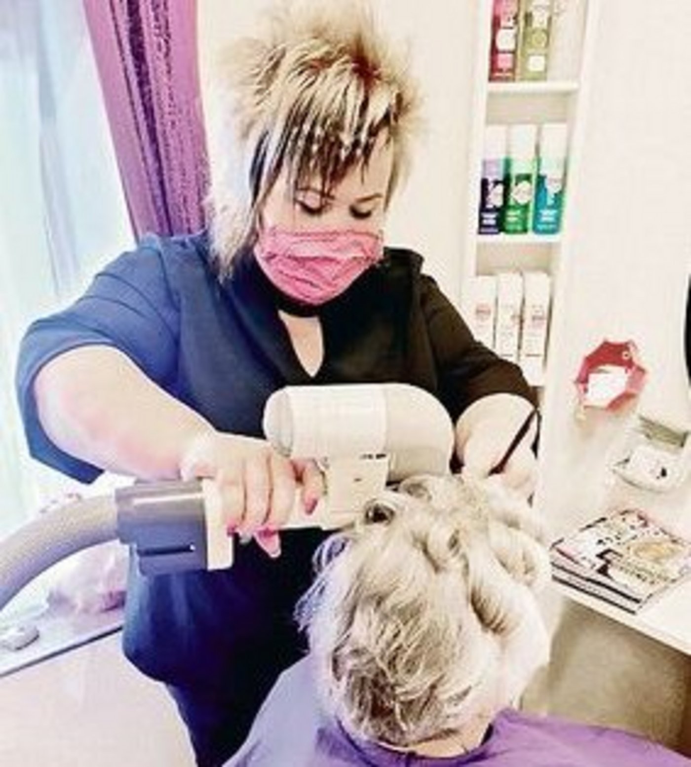 Regula Bitterli führte früher einen Salon in Aarau. Heute lockt sie die Haare ihrer Kundinnen auf dem Hof.