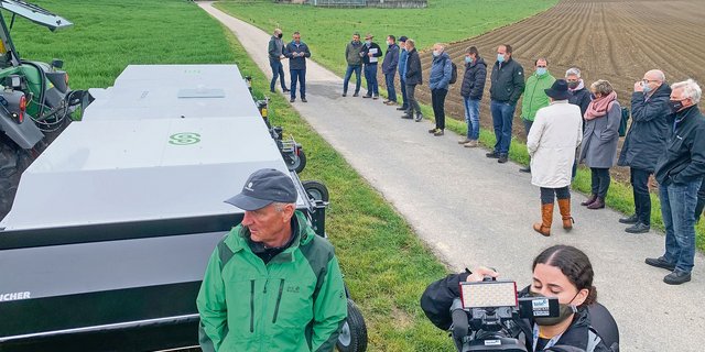 Vorführung des Präzisionssprayers der Firma Ecorobotix beim Lohnunternehmen Estermann AG in Eschenbach für Politiker und Medienleute. Mit dem Gerät können 90 Prozent Spritzmittel eingespart werden.(Bild Josef Scherer)
