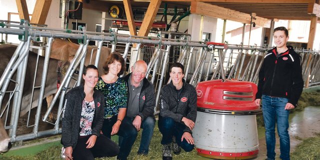 Heidi und Köbi Looser mit den Kindern Anita und Roman (auf dem Bild fehlt Kathrin), mit dem Lely-Verkaufsberater Samuel Gstöhl (r).