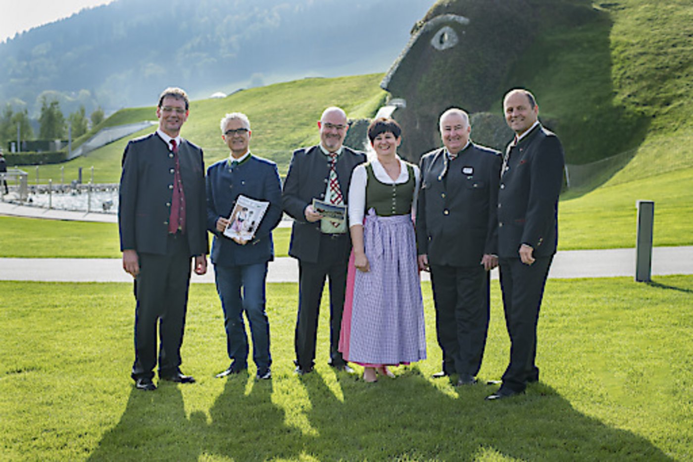 Urlaub am Bauernhof Österreich präsentiert sich mit neuem Vorstand: v. l. Bundesobmann ÖkR Johann Hörtnagl mit Bundesgeschäftsführer Mag. Hans Embacher und Tirol-GF Klaus Loukota, die stellvertretenden Obleute Hans Schwaiger (Obmann Steiermark) und DI Dorothea Jagschitz (Obfrau Burgenland), Tirols LH-Stv. Josef Geisler. (Bild Berger)
