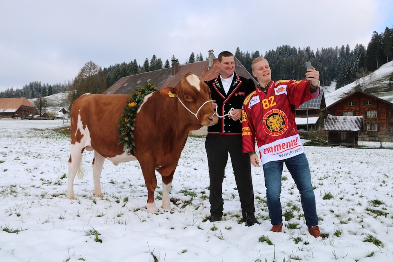 Das Selfie: Harri Pesonen, Weltmeister in Diensten der SCL Tigers, verewigt sich mit Bernhard Wüthrich und Muni. (Bilder zVg)