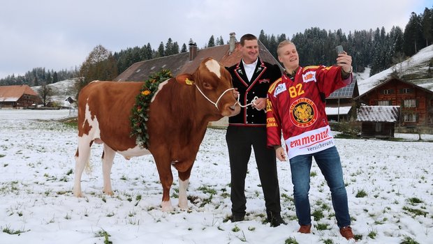 Das Selfie: Harri Pesonen, Weltmeister in Diensten der SCL Tigers, verewigt sich mit Bernhard Wüthrich und Muni. (Bilder zVg)