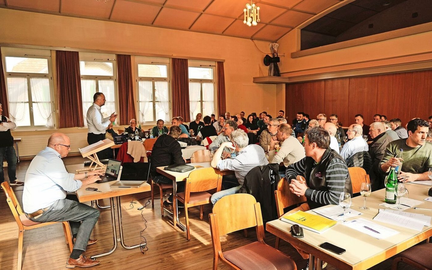 Matteo Aepli (stehend) informiert die Mitglieder der Suisseporcs Ostschweiz über den geplanten Zusammenschluss von Suisag und EGZH. 