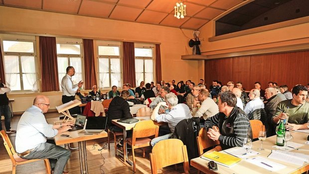 Matteo Aepli (stehend) informiert die Mitglieder der Suisseporcs Ostschweiz über den geplanten Zusammenschluss von Suisag und EGZH. 