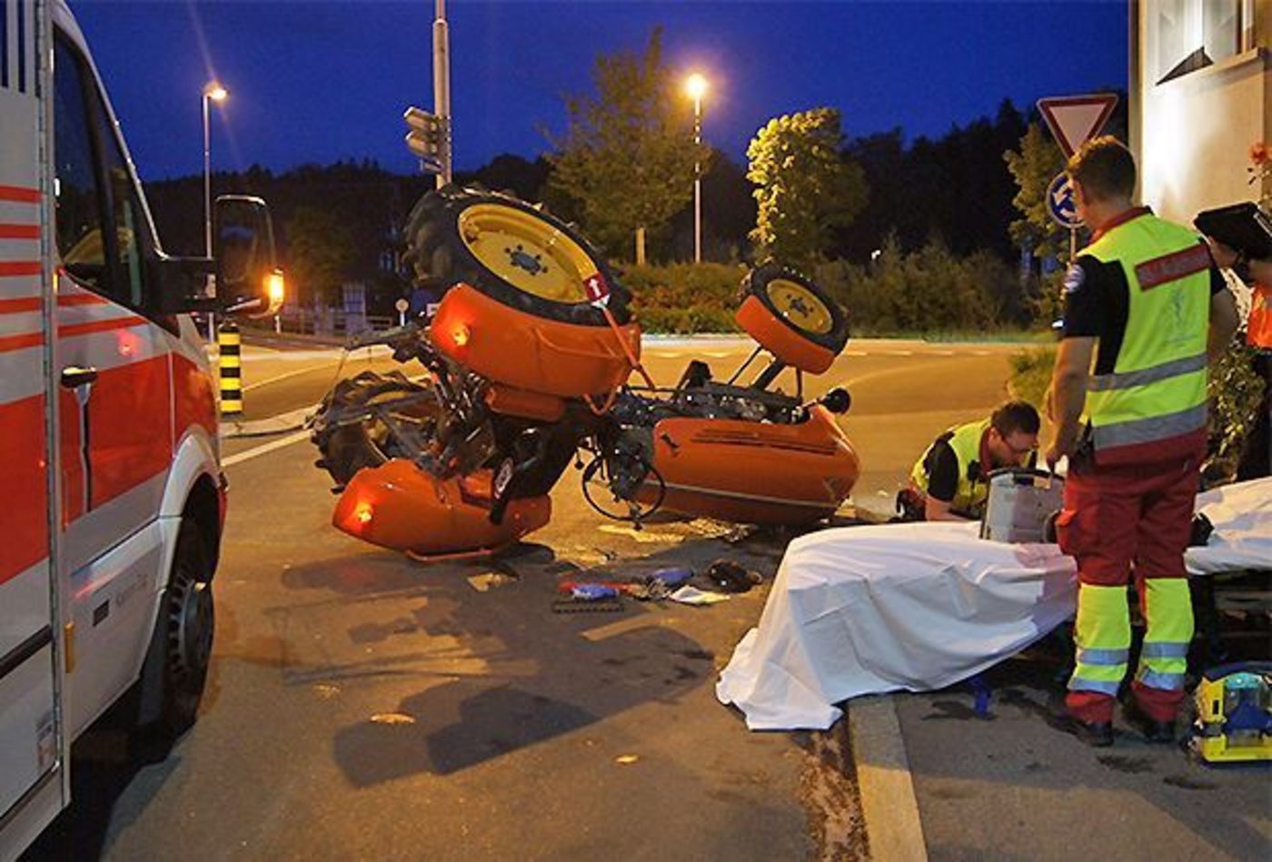 Der Traktor überschlug sich bei einem abrupten Wendemanöver. (Bild Zuger Polizei)
