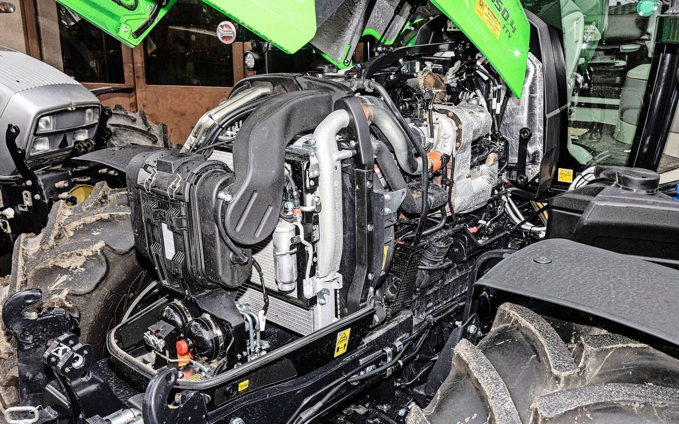 Motoren an heutigen Traktoren sind mit unzähligen Komponenten ausgerüstet, welche mit Sensoren überwacht werden. Die elektronische Motorsteuerung erlaubt einen emissionsarmen Betrieb und eine hohe Leistungsdichte.