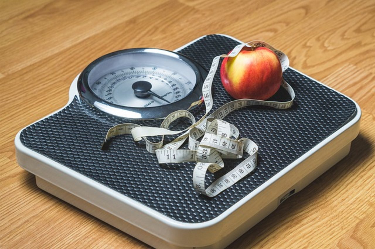 Als Hilfen gegen das Übergewicht nennt die OECD eine Reihe von Möglichkeiten wie etwa Werbeverbote, Warnhinweise oder Siegel auf Lebensmitteln, Verbot bestimmter Fette, Kampagnen über Massenmedien oder Schulprogramme. (Symbolbild Pixabay)