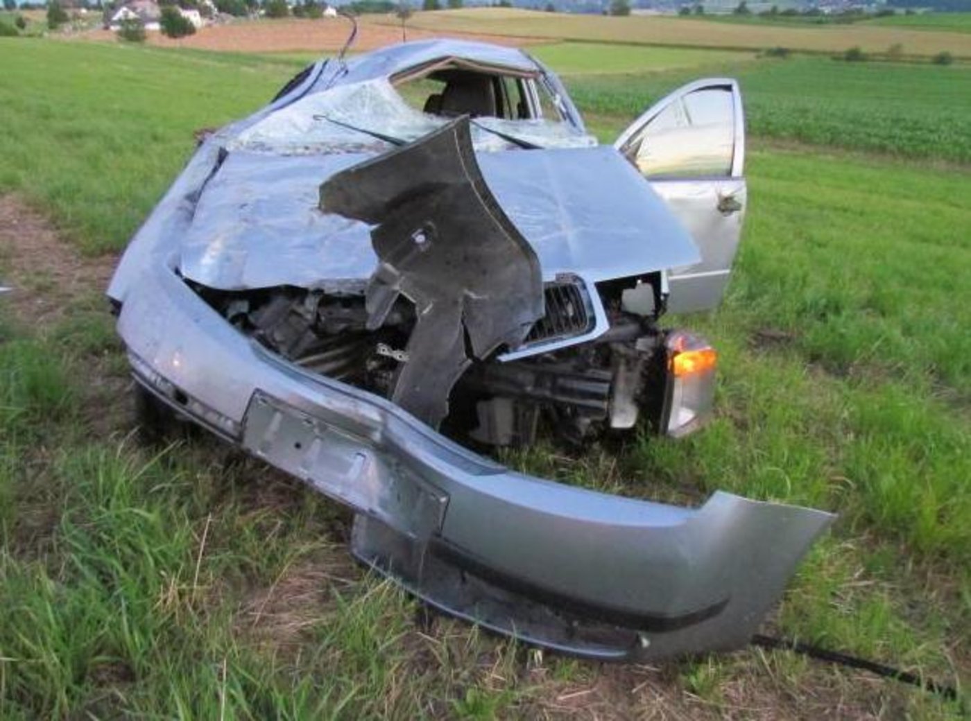 Nachdem Absturz über die Böschung war der Unfallwagen total zerstört. (Bild zVg)