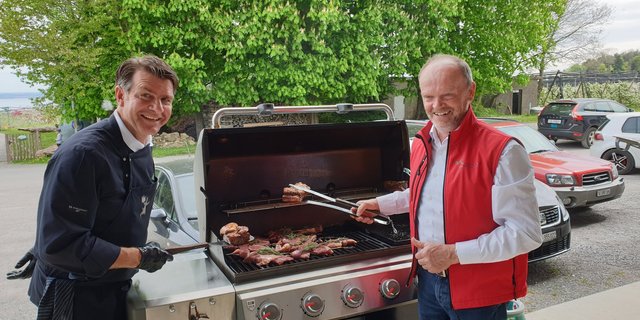 Grillexperte Christian Kindl zaubert mit der Unterstützung des Kurspublikums ein Mehr-Gänge-Menü der Extraklasse. (Bild zVg)