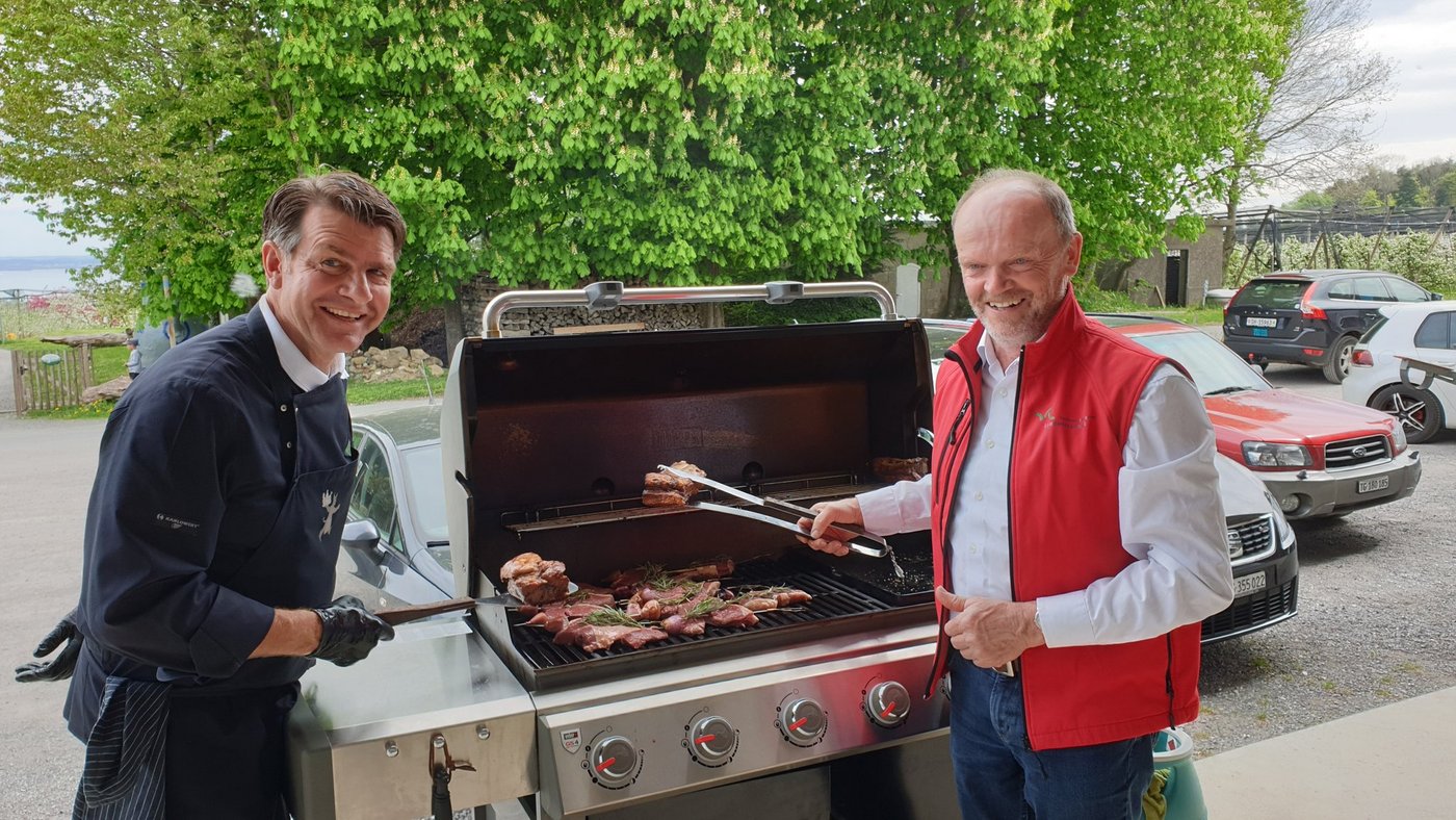 Grillexperte Christian Kindl zaubert mit der Unterstützung des Kurspublikums ein Mehr-Gänge-Menü der Extraklasse. (Bild zVg)