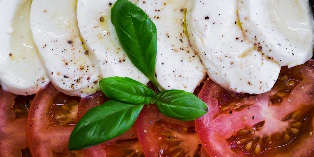 Als Salat geniesse man Mozzarella am besten mit einer reifen Tomate und ein paar Tropfen Olivenöl. (Bild Bruno /Germany/pixabay)