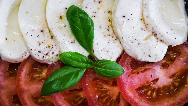 Als Salat geniesse man Mozzarella am besten mit einer reifen Tomate und ein paar Tropfen Olivenöl. (Bild Bruno /Germany/pixabay)