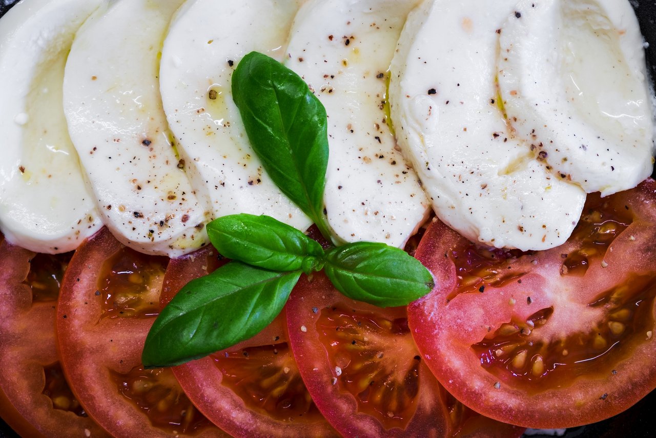 Als Salat geniesse man Mozzarella am besten mit einer reifen Tomate und ein paar Tropfen Olivenöl. (Bild Bruno /Germany/pixabay)