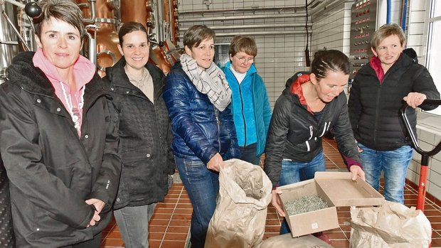 Diese Frauen produzi Diese Frauen produzieren neun der 42 Kräuter, die im Likör Appenzeller Alpenbitter drin sind.