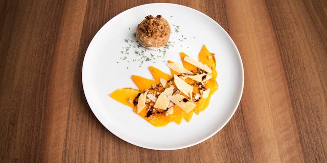  Kürbiscarpaccio mit Baumnüssen und Nussbrötli. (Bild Ueli Christoffel/SRF)