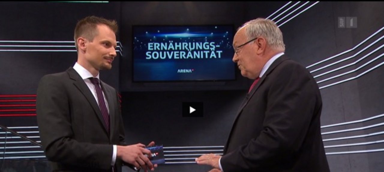 Moderator Jonas Projer und Agrarminister Johann Schneider-Ammann in der Abstimmungsarena zur Ernährungssouveränität. (Bild Screenshot SRF)